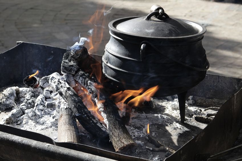 BBQ-Toro Potjie POT3F op barbecuetafel in brandend houtskool
