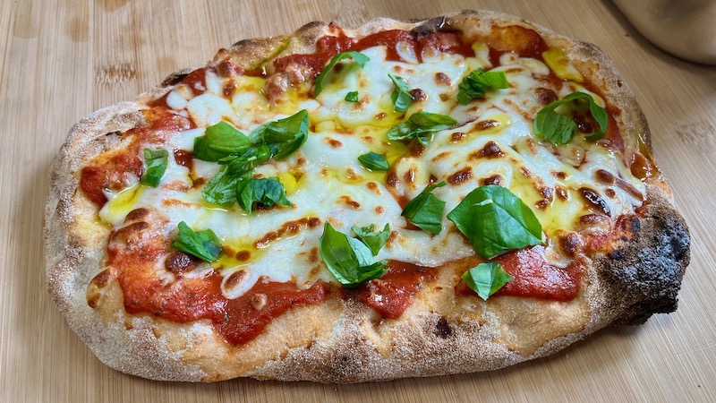 Pinsa Margherita op pizzaplank