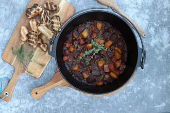 Rundvlees in rode wijnsaus bereidt in de Dutch oven