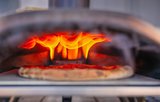 Ooni FYRA pizza oven op houtvuur (pellets) detail met vuur