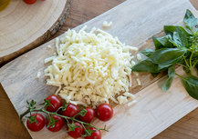 Mozzarella geraspt 1,5 kg doos inhoud 8 st. diepvries Mozzarella geraspt 1,5 kg doos inhoud 8 st. diepvries